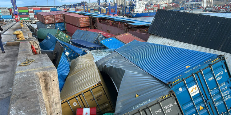 Ambarlı Limanı'nda konteyner gemisi yan yattı