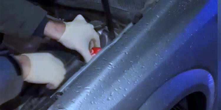 Otomobilin motor kısmında zulalanmış kokain ele geçirildi