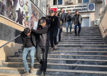 AVM'de hırsızlara yardım eden 4 güvenlik görevlisi yakalandı