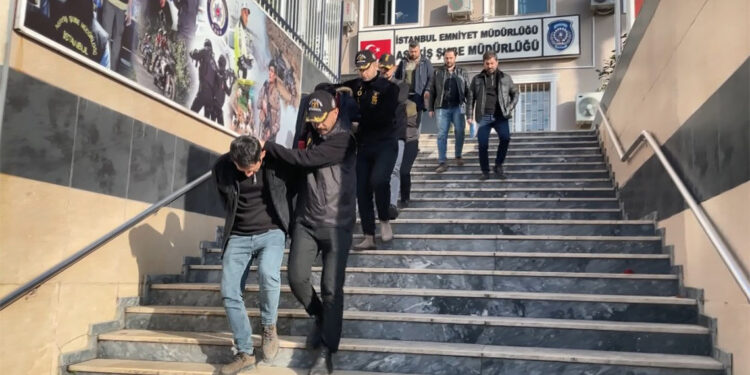 AVM'de hırsızlara yardım eden 4 güvenlik görevlisi yakalandı