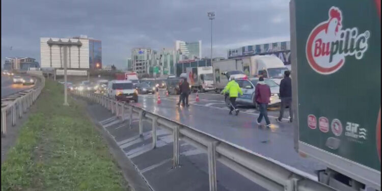 Bağcılar TEM otoyolunda zincirleme trafik kazası