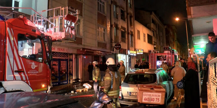 Bağcılar'da çıkan yangında patlayan tüp paniğe neden oldu