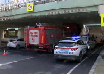 Bakırköy'de kamyon alt geçide sıkıştı