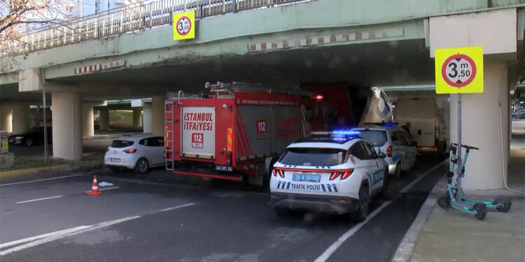 Bakırköy'de kamyon alt geçide sıkıştı