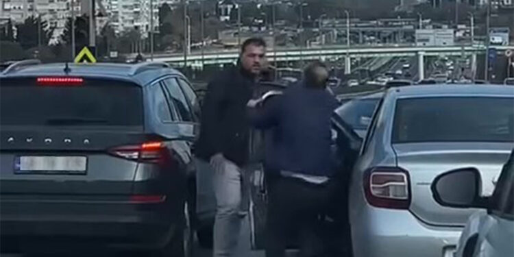 Bakırköy'de sürücülerin tekmeli yumruklu yol kavgası