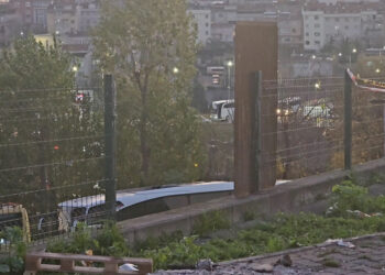 Bayrampaşa'da yaslandıkları tel çit koptu; 2 ölü