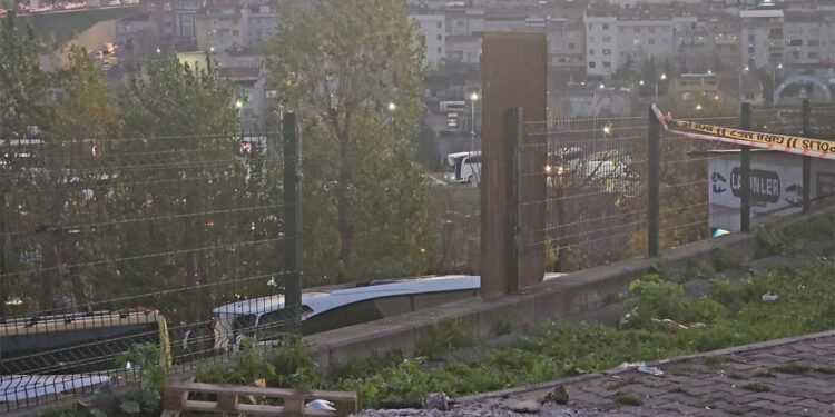 Bayrampaşa'da yaslandıkları tel çit koptu; 2 ölü