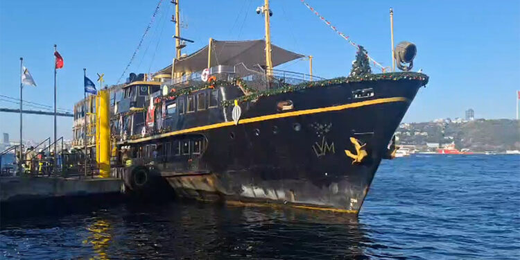 Beylerbeyi sahilde tur teknesinde yangın