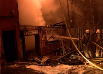 Beyoğlu'nda 3 katlı ahşap bina alev alev yandı
