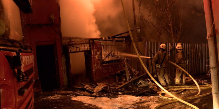 Beyoğlu'nda 3 katlı ahşap bina alev alev yandı