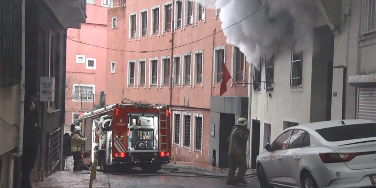Beyoğlu'ndaki yangında dumandan etkilenen kedi kurtarıldı