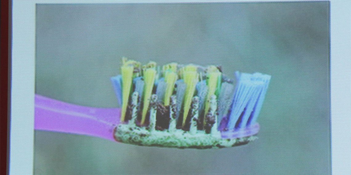 Ağız hijyeninde sınıfta kaldığımıza işaret eden Doç. Dr. Ömer Faruk Çiçek'in bilimsel sunumunda ortaya çıktı: 6 kişilik ailenin tamamı aynı diş fırçasını kullandı.