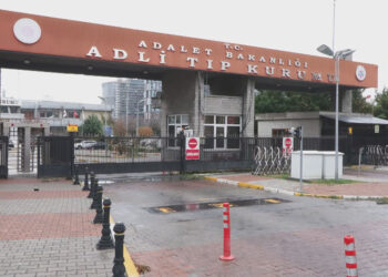 Çekmeköy'de polis memurunun öldürdüğü iki kişinin cenazesi Adli Tıp'tan alındı