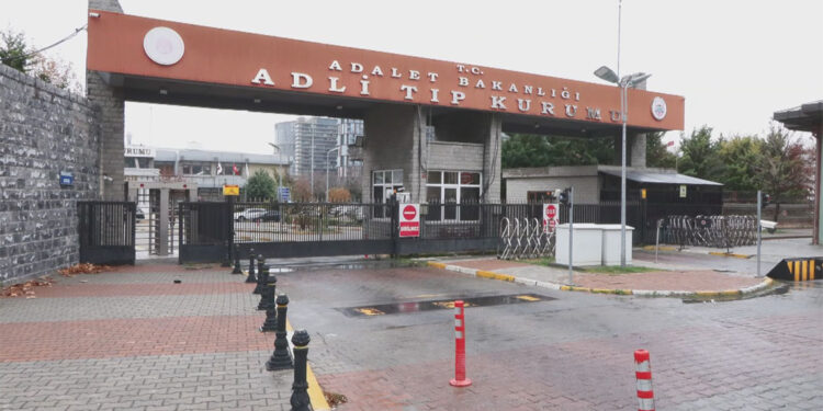 Çekmeköy'de polis memurunun öldürdüğü iki kişinin cenazesi Adli Tıp'tan alındı