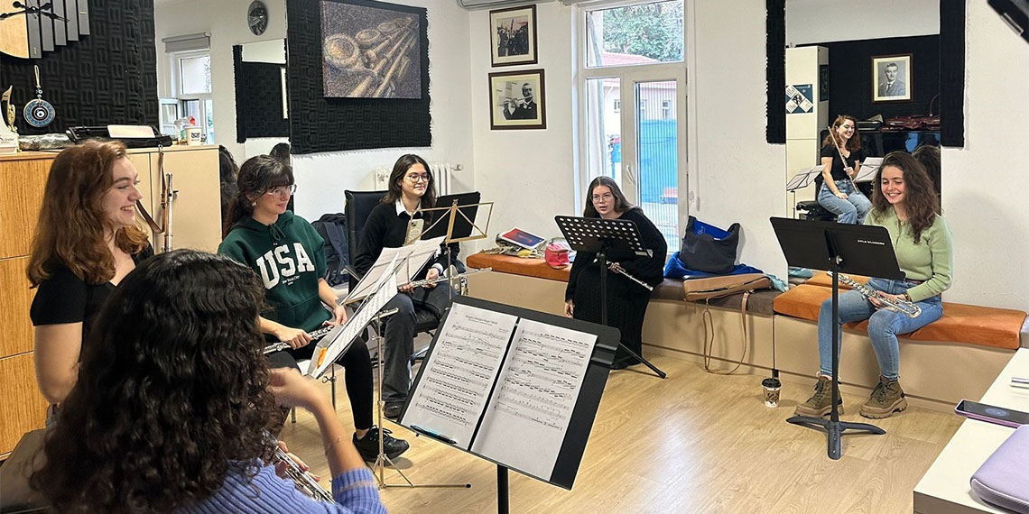 Beşiktaş'taki Dolmabahçe Sarayı'nın müştemilatının Mimar Sinan Güzel Sanatlar Üniversitesi'ne (MSGSÜ) devri tamamlandı.