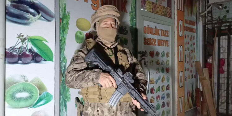 Esenyurt'ta operasyon düzenleyen polise silahla ateş açıldı