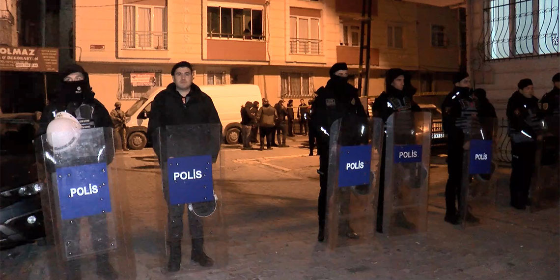 Esenyurt'ta operasyon düzenleyen polise silahla ateş açıldı; Saldırıda bir polis memuru, 3 kişi yaralandı.