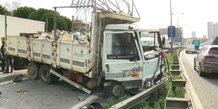 Esenyurt TEM Otoyolu'nda zincirleme kaza