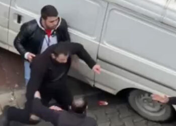 Eyüpsultan'da park yeri kavgasında 2 kişi bıçaklandı