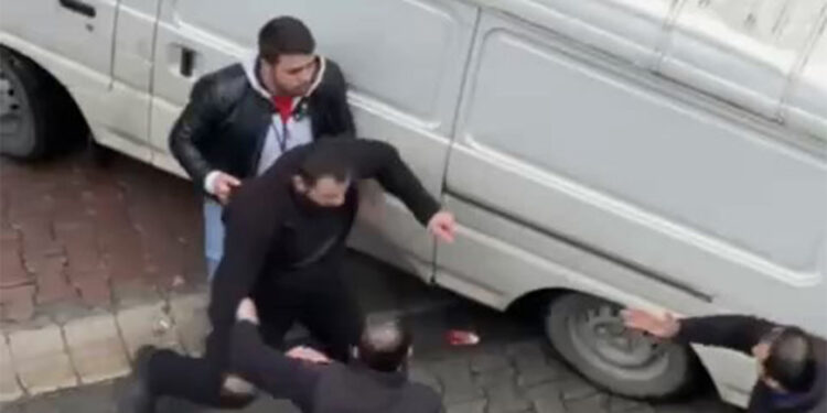 Eyüpsultan'da park yeri kavgasında 2 kişi bıçaklandı