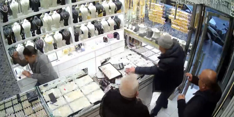 Kaldırım taşıyla tezgahını kırdığı kuyumcuyu soymaya kalktı