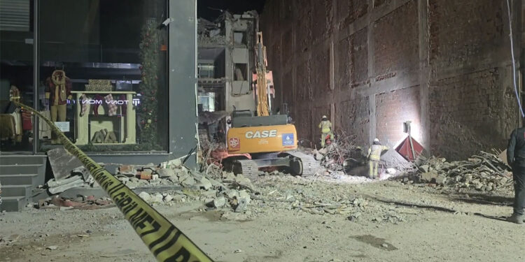 Güngören'de çöken binanın enkazında kalan işçiyi kurtarma çalışmaları sürüyor