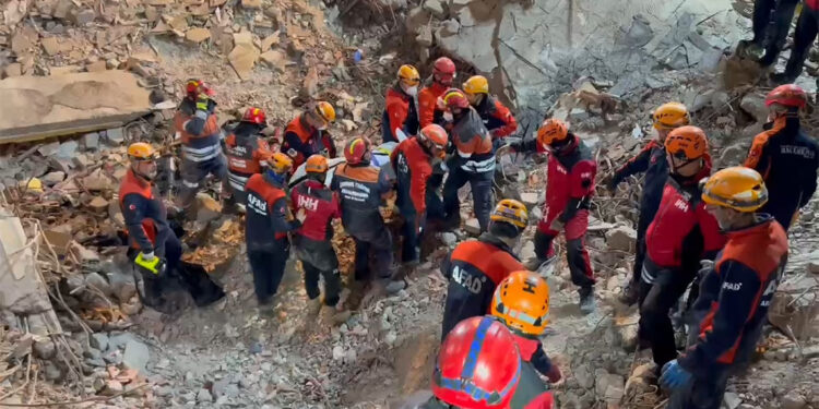 Güngören'de çöken binanın enkazında kalan işçinin cansız bedeni çıkarıldı