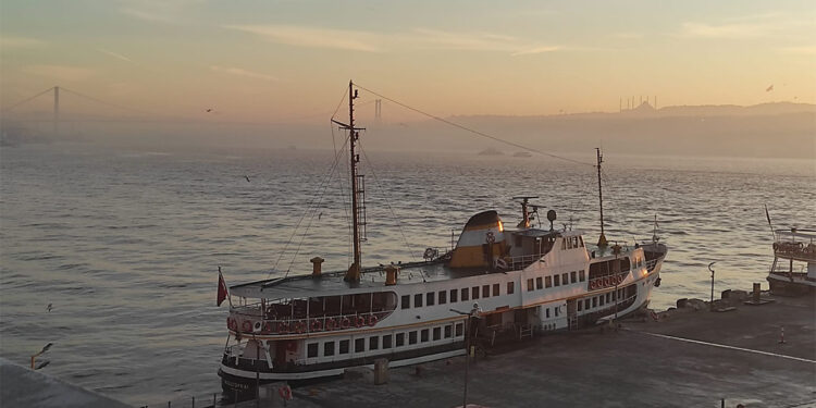İstanbul Boğazı'nda sis nedeniyle gemi trafiği askıya alındı