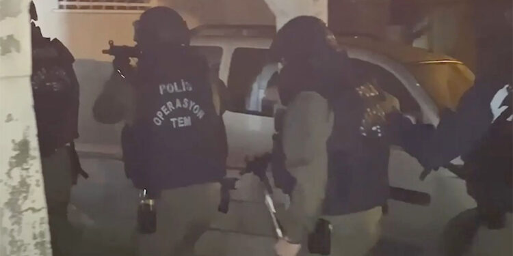 İstanbul'da DEAŞ silahlı terör örgütü üyesi 16 şüpheli yakalandı