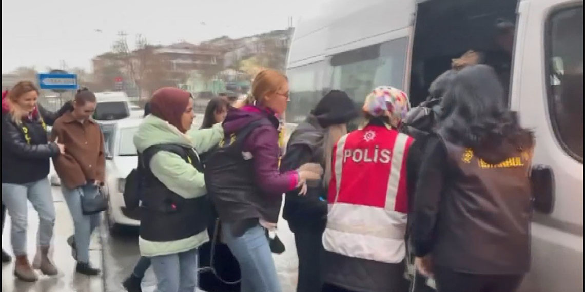 İstanbul'da fuhuş yaptırdıkları tespit edilen çeteye düzenlenen operasyonda 22 şüpheli gözaltına alındı.
