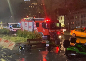 İstanbul'da etkili olan sağanak yağış hayatı felç etti