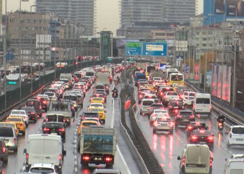 İstanbul'da sağanak yağmur nedeniyle trafik yoğunluğu