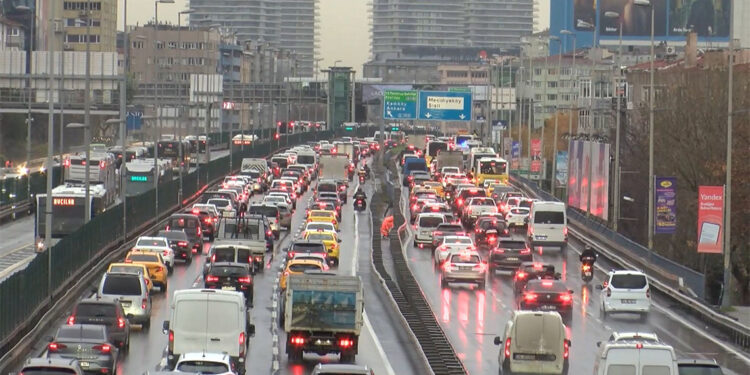 İstanbul'da sağanak yağmur nedeniyle trafik yoğunluğu