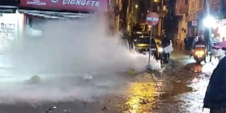 İSKİ'ye ait kanalizasyon borusu patladı