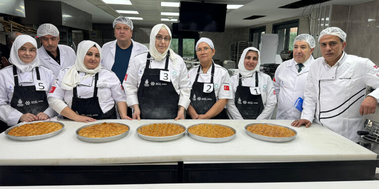 Kadın ustalar en iyi baklavayı yapmak için yarıştı