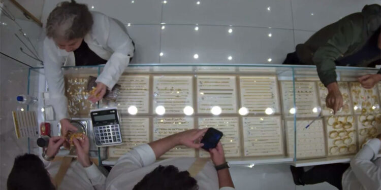 Kağıthane'de kuyumcuda 350 bin liralık kolye çalan şüpheli kamerada