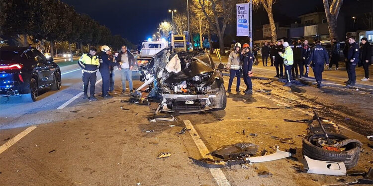 Maltepe'de otomobil, İETT otobüsüne arkadan çarptı