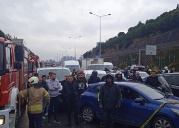 Maltepe'de servis minibüsü devrildi: 1 ölü