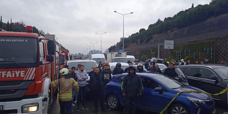 Maltepe'de servis minibüsü devrildi: 1 ölü