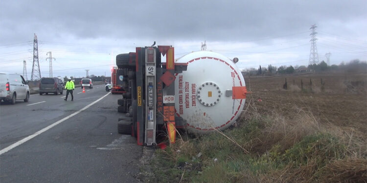 Silivri'de gaz yüklü tanker devrildi