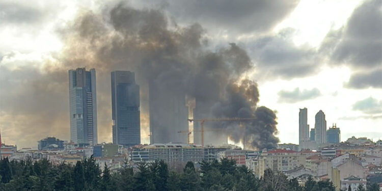 Şişli'de yıkımı devam eden 4 katlı binanın çatısında yangın çıktı