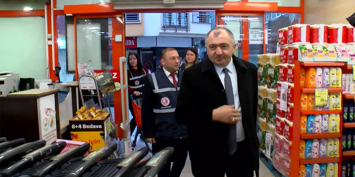 İstanbul'da Ticaret İl Müdürlüğü ekipleri tarafından asgari ücretin açıklanmasının ardından haksız fiyat artışlarına yönelik market ve lokantalarda denetim gerçekleştirildi.