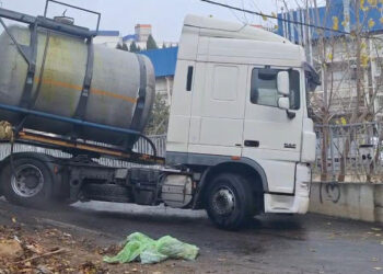 Virajı alamayan tankerdeki kimyasal madde yola döküldü