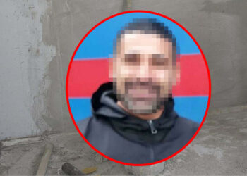 Komşusunun duvarını balyozla kırıp eşyalarını çalan şüpheli yakalandı