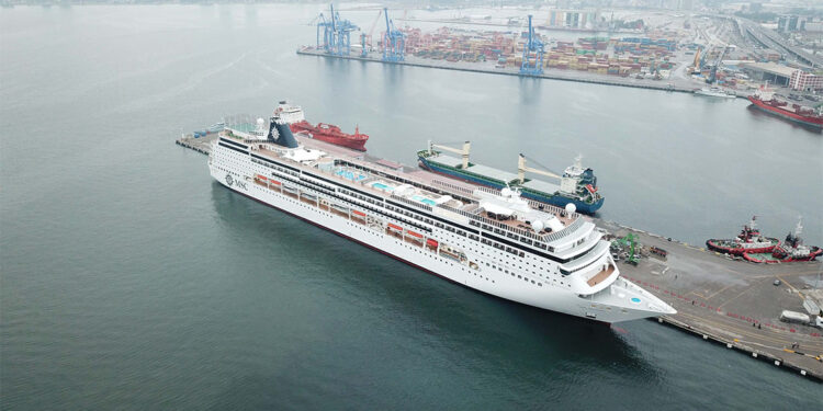 Kruvaziyer gemisi bin 951 turist getirdi