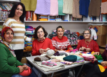 İzmirli Teyzeler'den çocuklara yılbaşı hediyesi