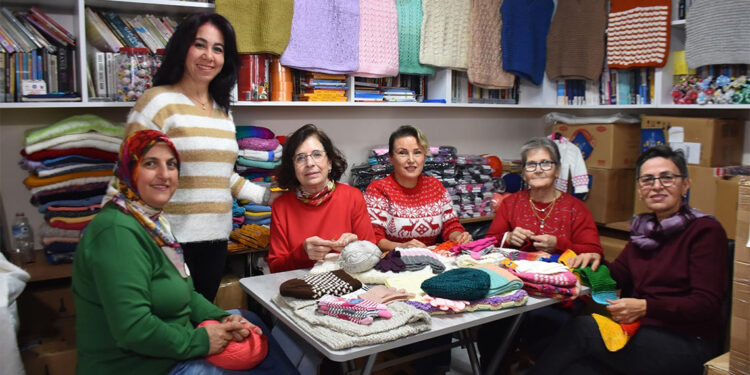 İzmirli Teyzeler'den çocuklara yılbaşı hediyesi