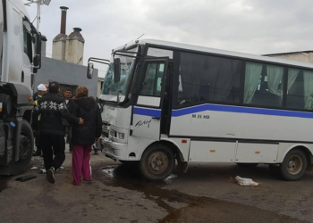 İşçi servis midibüsü ile süt kamyonu çarpıştı: 9 yaralı