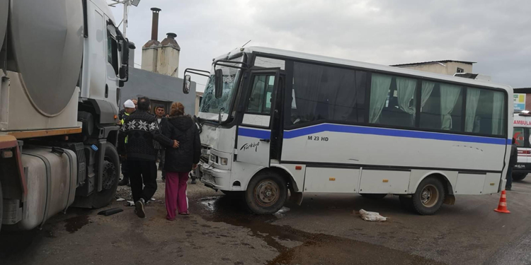 İşçi servis midibüsü ile süt kamyonu çarpıştı: 9 yaralı