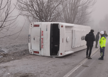 İşçi servis minibüsü buzlanan yolda devrildi; 9 yaralı